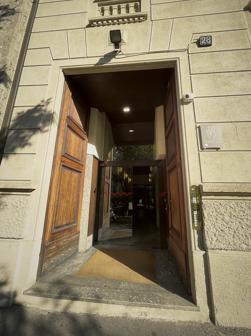 Il portone di Viale Regina Margherita 28, Milano